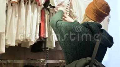 一个穿着绿色毛衣和黄色帽子的女孩穿过一家商店，选择买什么。 把<strong>事情搞</strong>得一团糟